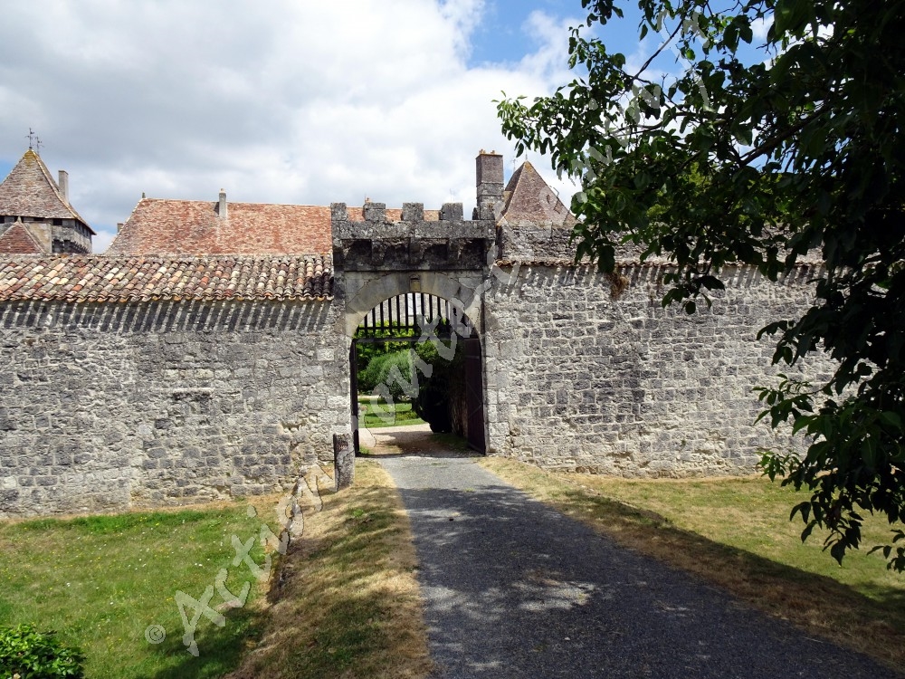 Entrée château de Bridoire