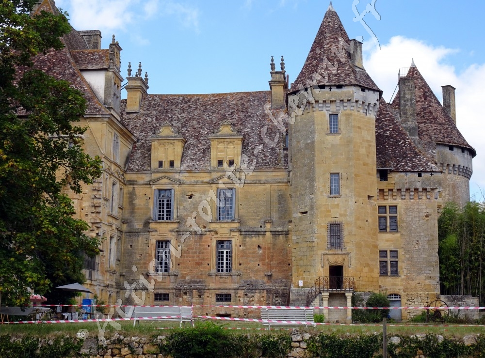 Entrée château de Lanquais en Dordogne