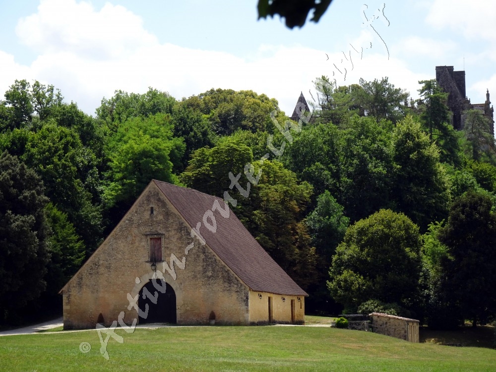 Grange rénovée du château de Lanquais en Dordogne