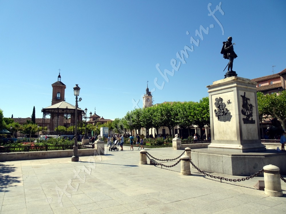 Alcala de henares plaza et monument de cervantes