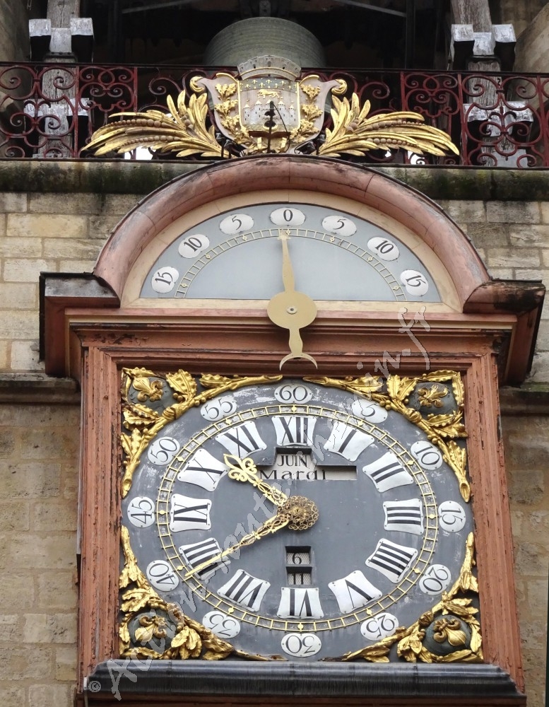 Armoiries grosse cloche cote sud avec horloge