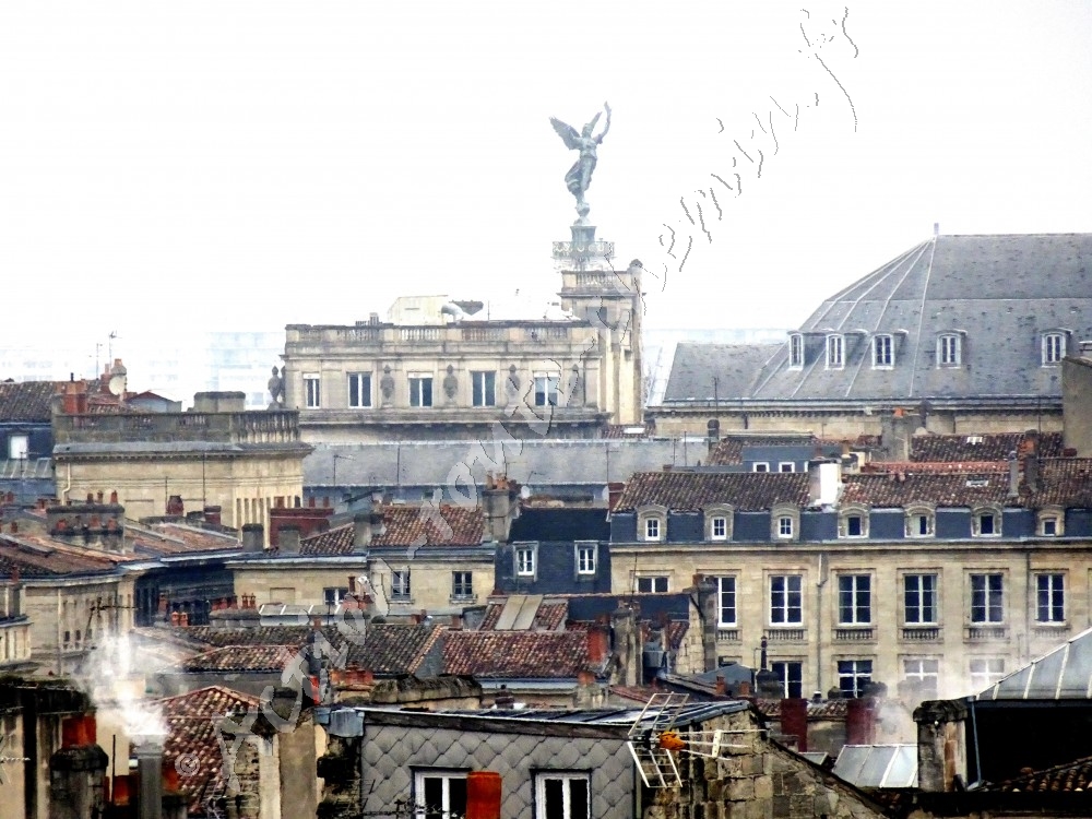 Grand theatre et statue monument des girondins depuis grosse cloche